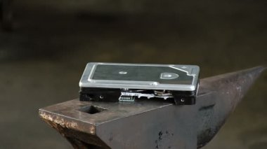 Adam bir kızak ağır çekiç, örs ile sabit disk tatili. Ağır çekim yakın çekim ses var