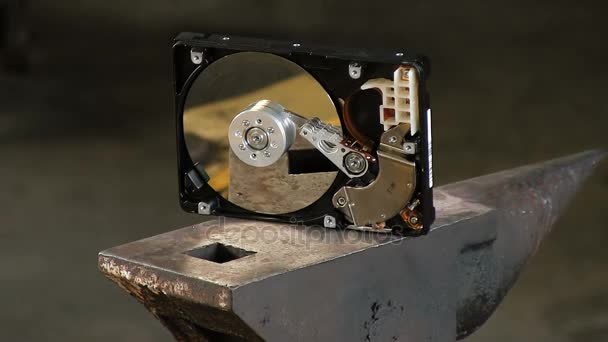 L'homme casse le disque dur avec un marteau lourd traîneau, sur l'enclume. Mouvement lent Gros plan ont son — Video