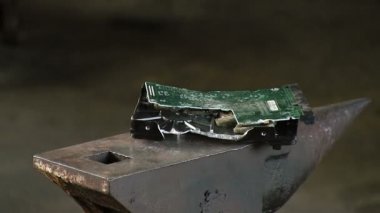 Adam bir kızak ağır çekiç, örs ile sabit disk tatili. Ağır çekim yakın çekim ses var