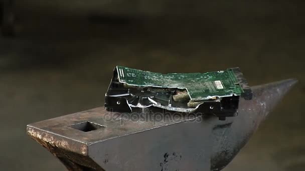 Man breaks the hard drive with a sledge heavy hammer, on the anvil. Slow motion Close-up have sound — Stock Video