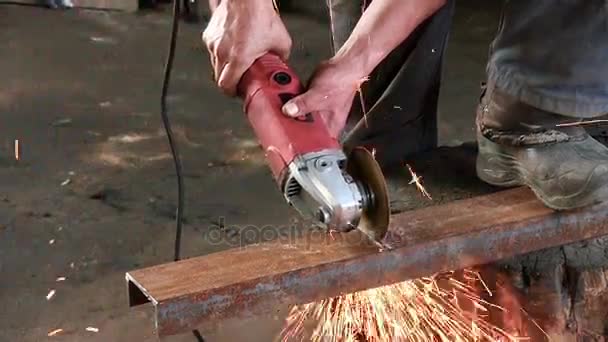 Man klipper en rostig metall beam, med hjälp av en cirkulär turbin. Vinkelslip slowmotion har ljud audio — Stockvideo