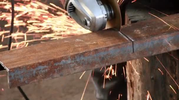 El hombre corta una viga metálica oxidada, usando una turbina circular. Ángulo amoladora cámara lenta primer plano tienen sonido — Vídeo de stock