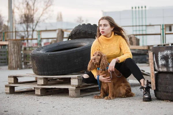 ジェニファー ・ アニストンがゴムの車輪放棄犬とやまのように見える美しいセクシーなブロンド ロイヤリティフリーのストック画像