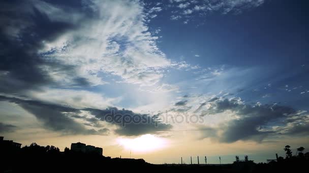 Zeitraffer-Wolken bewegen sich bei Sonnenuntergang, bevor der Regen über die Stadt weht — Stockvideo