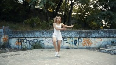 Genç Asyalı kadın modern koreografi şehir park, dışarıda dans. Şehir Harabeleri ve grafiti çeşitli