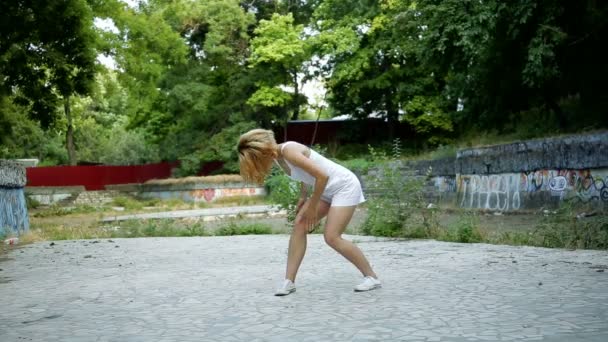 Donna che balla coreografia moderna nel parco cittadino fuori dalle rovine della città e graffiti Hip-hop e jazz-funk — Video Stock