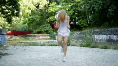 Genç Asyalı kadın modern koreografi şehir park, dışarıda dans. Şehir Harabeleri ve grafiti Hip-hop