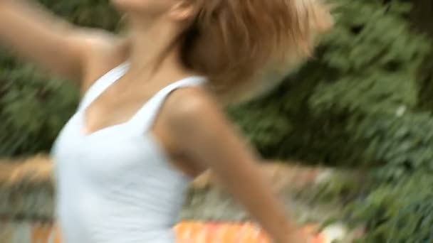 Mulher dançando coreografia moderna no parque da cidade fora ruínas da cidade e graffiti Hip-hop e jazz-funk — Vídeo de Stock