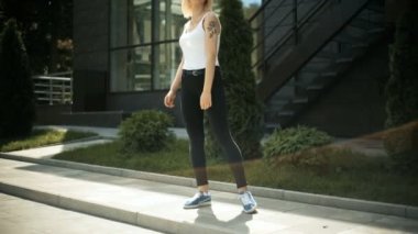 Sarışın genç kadın kneads uyanır up bir cam duvar arka planı güneş ışınlarının sahiptir