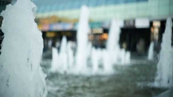 Jeune femme blonde marche dans la ville passe près de la fontaine, se mouille les mains, touche l'eau . — Video