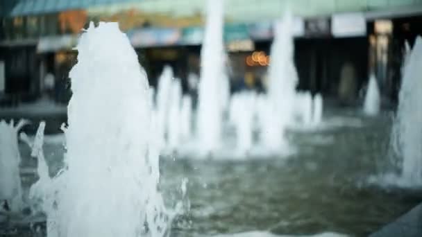 Femme blonde se promène dans la ville, passant près de la fontaine, se déplaçant de la caméra Vue de dos — Video