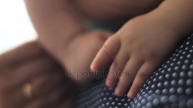 Anne bebek onun silah bebek el yakın tutar..