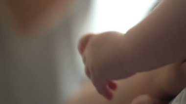 Anne bebek onun silah bebek el yakın tutar..