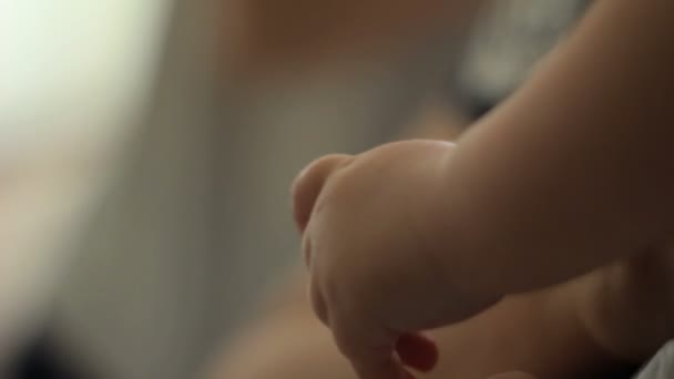 Mom holds the baby in her arms Baby hand close-up. — Stock Video