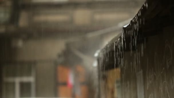 雨が降っています。彼は屋根を打ちます。水を排水します。市では大雨. — ストック動画