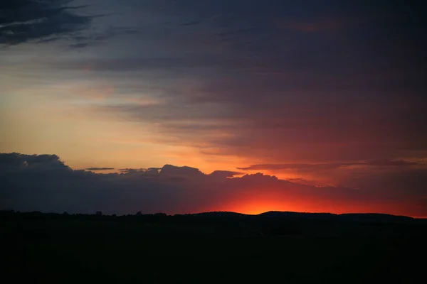 Natural Sunset Sunrise Sun Over Skyline, Horizon. Warm Colours. — Stock Photo, Image