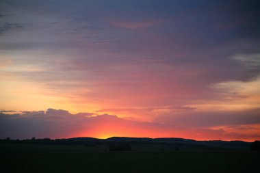 Doğal gündoğumu günbatımı güneş bitti manzarası, ufuk. Sıcak renkler.
