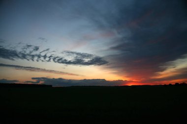 Doğal gündoğumu günbatımı güneş bitti manzarası, ufuk. Sıcak renkler.