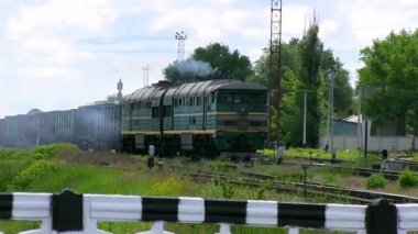 Eski tren demiryolu geçişi, Sigara yoluyla gider.