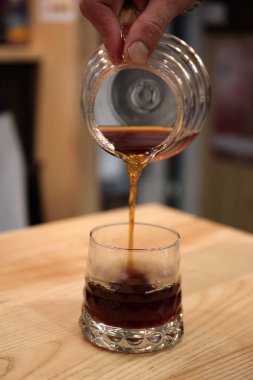 Barista bir tabut bir içki cam fincan hizmet dökülen. Kemex