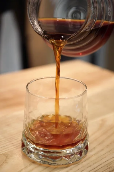 Barista pours a coffin into the glass cup serves a drink. Kemex — Stock Photo, Image