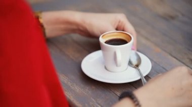İçme espresso kırmızı elbiseler giyen genç kadın kız bir tarihte iş hakkında konuşuyor