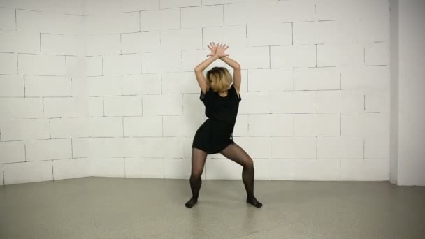 スタジオ モダンで通りの振り付けジャズ ファンクのアジアの若い女性の踊り — ストック動画