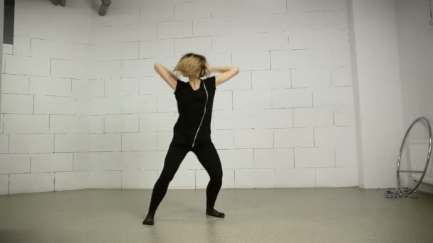 Азиатская девушка танцует в студии современную и уличную хореографию Jazz-funk — стоковое видео