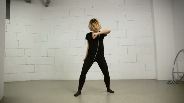 Asian young woman dances in studio modern and street choreography Jazz-funk — Stock Video