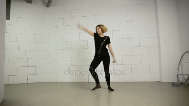 Mujer joven asiática baila en estudio coreografía moderna y callejera Jazz-funk — Vídeos de Stock