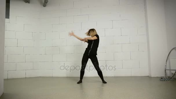 Азиатская девушка танцует в студии современную и уличную хореографию Jazz-funk — стоковое видео
