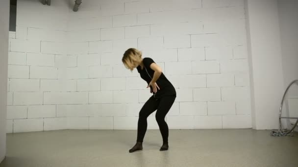 Asian young woman dances in studio modern and street choreography Jazz-funk — Stock Video