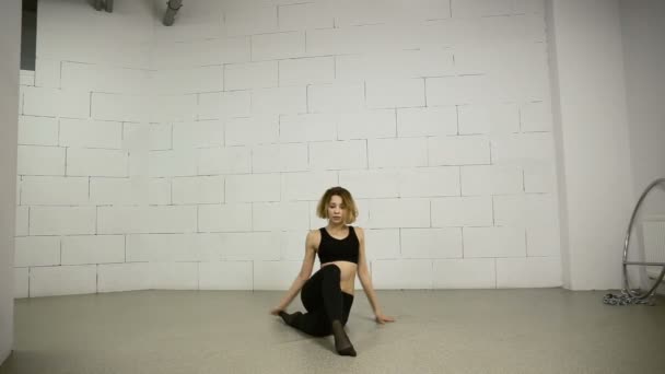 Mujer joven asiática bailando en el estudio coreografía moderna y variada Jazz-funk — Vídeo de stock