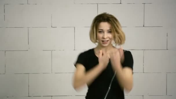 아시아 젊은 여성 재즈-펑크 스튜디오 근대와 다양 한 안무에 춤 — 비디오