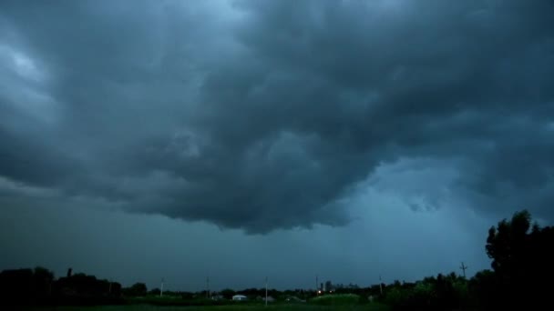Timelaps Cielo tormentoso sobre la provincia Rancho. Granja rural Tormenta y lluvia — Vídeos de Stock