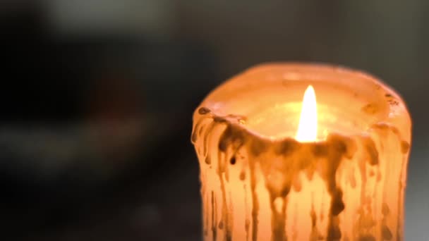 Kerze brennt warmes Licht — Stockvideo