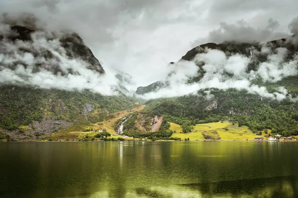 Hardangerfjord natural paisagem fiorde de norway — Fotografia de Stock