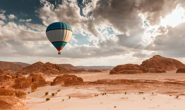 Viaje en globo aerostático por el desierto — Foto de Stock