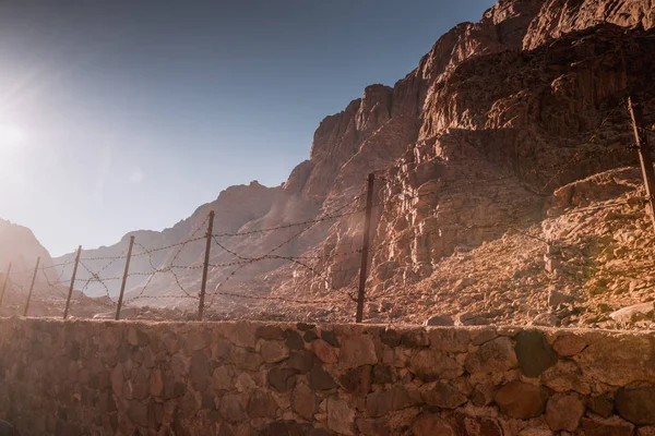 Barbed wire fence in desert — Stock Photo, Image