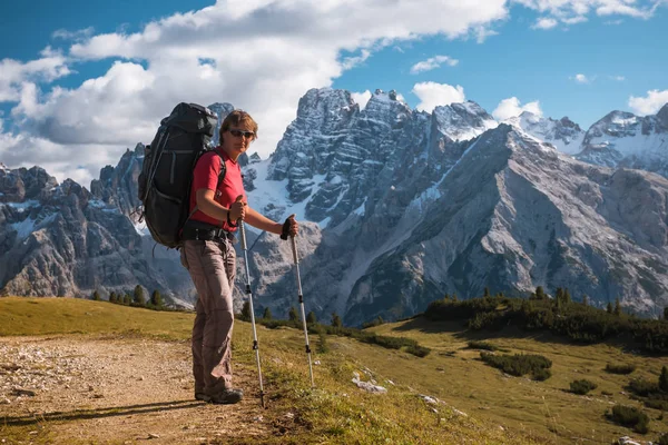 Escursionista di fronte alle Alpi — Foto Stock