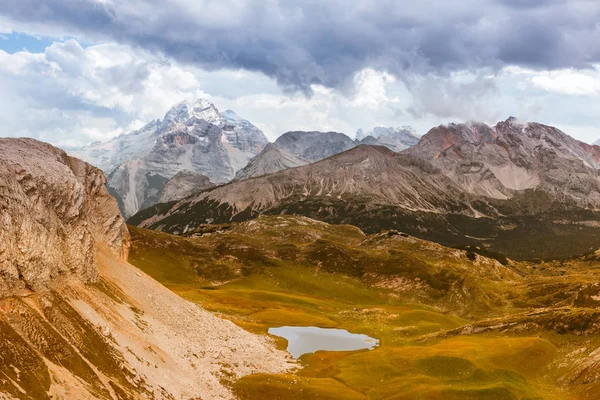 Malebný pohled na italské Dolomity pohoří — Stock fotografie