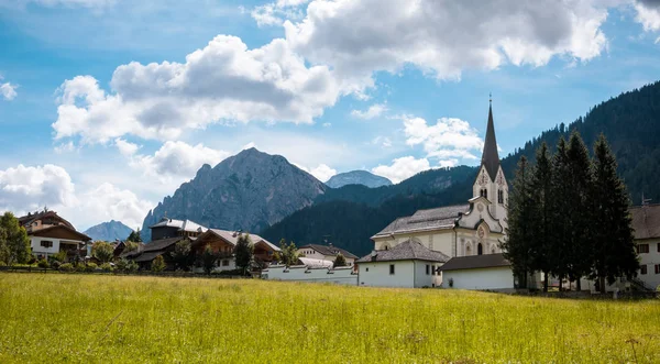 Pueblo Val Gardena Tirol del Sur Dolomitas montaña —  Fotos de Stock