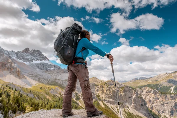 Caminhante com mochila em pé no topo da montanha — Fotografia de Stock