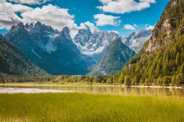 Hermoso lago de montaña Landro en Dolomitas — Foto de Stock