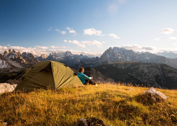 Deportista en alta montaña camping — Foto de Stock