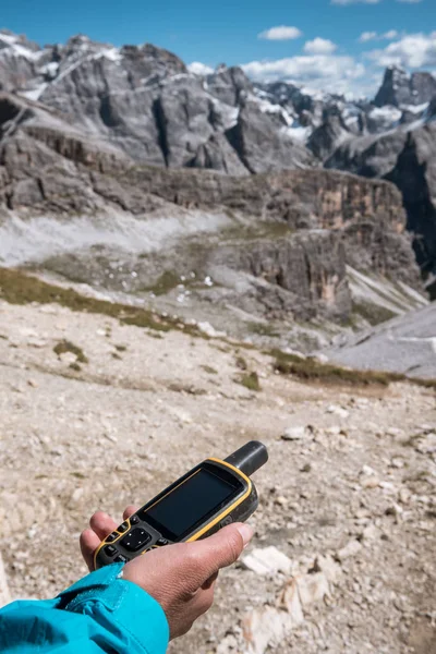 GPS navigator in hand Dolomieten Alpen — Stockfoto