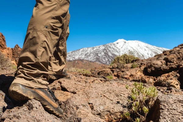 Hombre deportivo en la cima de la montaña — Foto de Stock