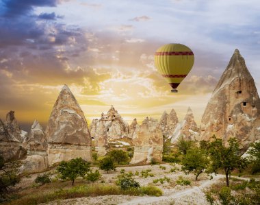 Kapadokya, Türkiye üzerinde uçan sıcak hava balonları