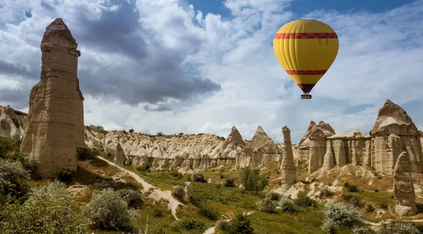 Globo aéreo sobre Valle del Amor Capadocia Turquía —  Fotos de Stock