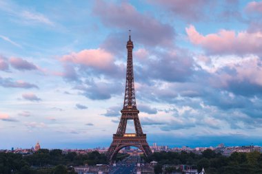 Renkleri pembe alacakaranlık Paris Eyfel Kulesi